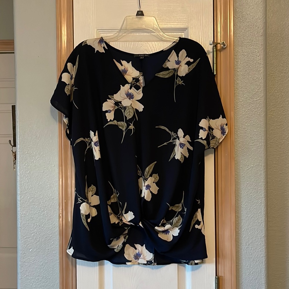 Knot front, short sleeve blouse. XL